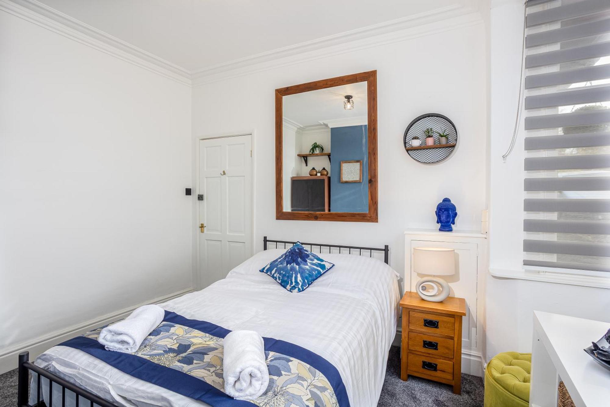 Coronation House By Yourstays - 3 Bedroom House In Newcastle-Under-Lyme Stoke-on-Trent Exteriör bild